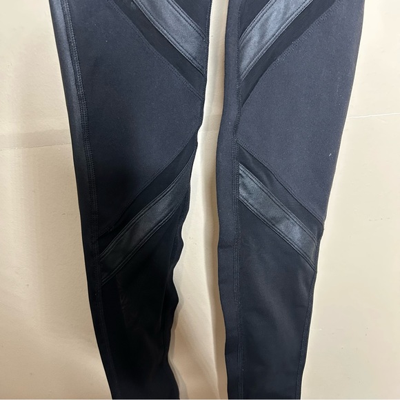 ALO Black Epic Leggings Mesh Panel - Picture 5 of 7